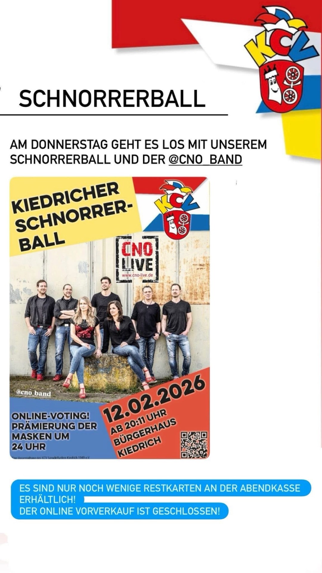 Werbung des KCV in rot, blau und gelb und dem Kiedricher Wappen in rot mit dem Scharfenstein in weiß und dem weißen Doppelrad. Man sieht in der Mitte fünf Männer, die stehen und zwei Fraaen, eine mit blonden und eine mit braunen Haaren, die auf einem viereckigen Stein sitzen. Alle tragen blaue Jeans und schwarze Oberteile.