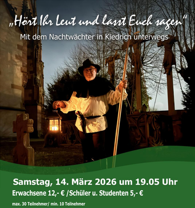Ein Mann im tranditionellen schwarz-weißem Gewand des Nachtwächters mit einer Laterne in der einen und einem langen Holzstock in der anderen Hand. Im Hintergrund die drei Kreuze des Kiedricher Kirchenensembles und kahle Bäume sowie ein Kreuz-Grabstein.