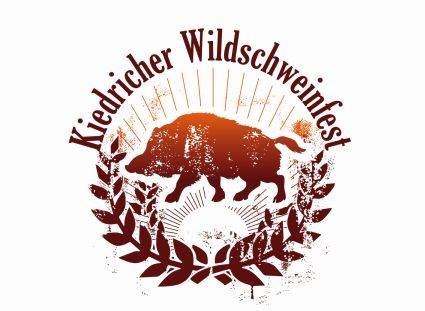 In dunkel und hellbraun ist das Logo des Kiedricher Wildschweinfestes, oben genannt und unten sind halbkreisförmig vier Lorbeerzweige. Darüber ist ein weißer Kreis, von dem braune Strahlen nach oben abgehen. Vor den Strahlen ist ein braunes Wildschwein gezeichnet.