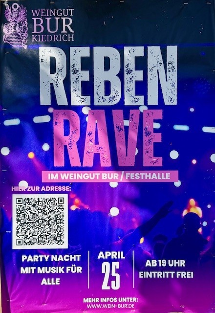 Plakatwerbung in blau und pink mit großer Schrift und QR-Code. Unten sind schatten von Menschen zu sehen, die die Hände in die Luft strecken und verschwommene Lichter.