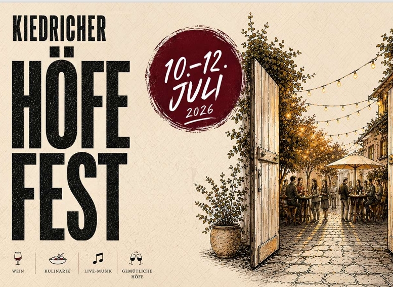 Plakatwerbung in beige. Links steht KIedricher Höfefest und in einem weinroten Kreis das Datum. Rechts ist ein offenes hölzernes Hoftor gezeichnet, neben dem ein Blumenkübel mit einer Grünpflanze steht. Im Hof sind Lichterketten aufgehängt, stehen Stehtische mit Getränken und ein beiger offener Sonnenschirm. Um die Stehtische stehen Menschen. Das Bild ist gezeichnet.