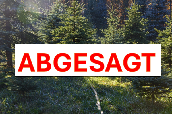 Ein Wald mit kleinen Nadelbäumen auf einer Rasenfläche, auf die zum Teil die Sonne scheint. Über dem Bild erscheint ein weißes Rechteck mit dem Wort "ABGESAGT" in roten Großbuchstaben.