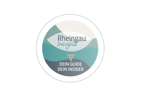 EIn Logo als Kreis, mit weißer Umrandung, einer grauen Welle, 7 kleinen Kreisen als Traube, einer grau gestreiften weißen Fläche und einer weißen, ovalen Fläche mit "Rheingau Insights" und grün-fläulichen Flächen.