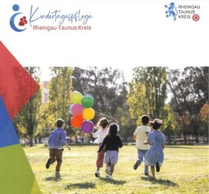 Logo Kindertagespflege und Rheingau-Taunus-Kreis über einem Bild, auf dem 5 Kinder über eine Wiese rennen. Man sieht deren Rückseite. Hinten sind verschwommen, grüne Laubbäume zu erkennen. Ein Kind hält 9 Luftballons, die an 2 Schnüren befestigt sind, in der Hand.