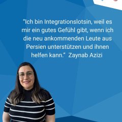 Plakatwerbung in verschiedenen Blautönen in unterschiedlichen eckigen Formen. Oben rechts in der Ecke ist auf weißem Hintergrund das Logo des Rheingau-Taunus-Kreises, der hessische Löwe. Links unten ist eine Frau in schwarzem Rollkragen-Shirt mit weißen Streifen. Sie trägt eine Brille und hat lange, braune Haare.