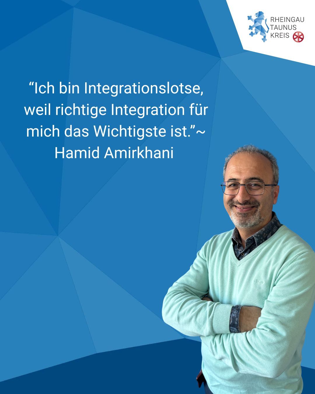 Plakatwerbung in verschiedenen Blautönen in unterschiedlichen eckigen Formen. Oben rechts in der Ecke ist auf weißem Hintergrund das Logo des Rheingau-Taunus-Kreises, der hessische Löwe. Rechts unten ist ein Mann in blau-gemustertem Hemd und einem mint-farbenem Pullover mit V-Kragen. Er trägt einen Drei-Tage-Bart und eine Brille und hat graue Haare.