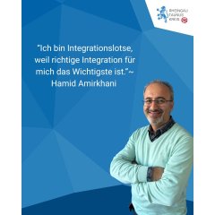 Plakatwerbung in verschiedenen Blautönen in unterschiedlichen eckigen Formen. Oben rechts in der Ecke ist auf weißem Hintergrund das Logo des Rheingau-Taunus-Kreises, der hessische Löwe. Rechts unten ist ein Mann in blau-gemustertem Hemd und einem mint-farbenem Pullover mit V-Kragen. Er trägt einen Drei-Tage-Bart und eine Brille und hat graue Haare.