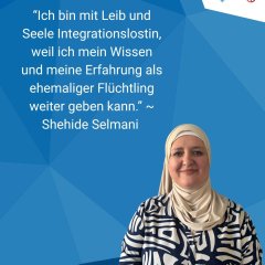 Plakatwerbung in verschiedenen Blautönen in unterschiedlichen eckigen Formen. Oben rechts in der Ecke ist auf weißem Hintergrund das Logo des Rheingau-Taunus-Kreises, der hessische Löwe. Rechts unten ist eine Frau in einer schwarz-weiß-gemusterten Bluse und beigem Kopftuch.