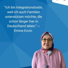 Plakatwerbung in verschiedenen Blautönen in unterschiedlichen eckigen Formen. Oben rechts in der Ecke ist auf weißem Hintergrund das Logo des Rheingau-Taunus-Kreises, der hessische Löwe. Rechts unten ist eine Frau in einer rosafarbenem Bluse und einem blau-rosa farbenem Kopftuch. Sie trägt eine Brille und eine lange Kette mit blauen Anhängern. 