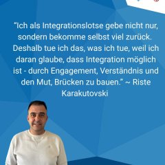 Plakatwerbung in verschiedenen Blautönen in unterschiedlichen eckigen Formen. Oben rechts in der Ecke ist auf weißem Hintergrund das Logo des Rheingau-Taunus-Kreises, der hessische Löwe. Links unten ist ein Mann mit weißem Pullover und braunen, kurzen Haaren.