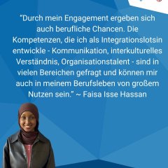 Plakatwerbung in verschiedenen Blautönen in unterschiedlichen eckigen Formen. Oben rechts in der Ecke ist auf weißem Hintergrund das Logo des Rheingau-Taunus-Kreises, der hessische Löwe. Links unten ist eine Frau in schwarzer Lederjacke, dunkelrosanem Shirt und weinrotem Kopftuch.