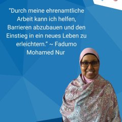 Plakatwerbung in verschiedenen Blautönen in unterschiedlichen eckigen Formen. Oben rechts in der Ecke ist auf weißem Hintergrund das Logo des Rheingau-Taunus-Kreises, der hessische Löwe. Rechts unten ist eine Frau mit schwarzer Brille, Rosa Kopftuch nd einem rosa-beige-blau gemustertem Tuch über dem Oberkörper.