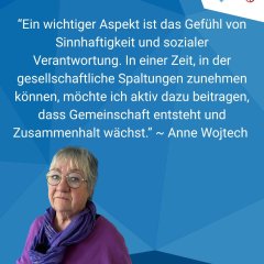 Plakatwerbung in verschiedenen Blautönen in unterschiedlichen eckigen Formen. Oben rechts in der Ecke ist auf weißem Hintergrund das Logo des Rheingau-Taunus-Kreises, der hessische Löwe. Links unten ist eine Frau mit lila Pullover und dunkel-lila-Schal. Sie trägt eine Brille und hat kurze graue Haare.