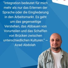 Plakatwerbung in verschiedenen Blautönen in unterschiedlichen eckigen Formen. Oben rechts in der Ecke ist auf weißem Hintergrund das Logo des Rheingau-Taunus-Kreises, der hessische Löwe. Rechts unten ist ein Mann in weißem Shirt und grau-blauem offenem Hemd. Er hat ein Drei-Tage-Bart und eine Halbglatze.