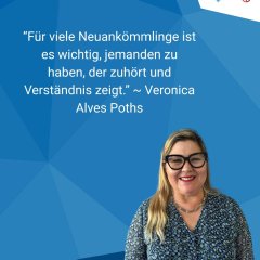 Plakatwerbung in verschiedenen Blautönen in unterschiedlichen eckigen Formen. Oben rechts in der Ecke ist auf weißem Hintergrund das Logo des Rheingau-Taunus-Kreises, der hessische Löwe. Rechts unten ist eine Frau in hell- nd dnkelblauer Blümchen-Bluse und blauer Kette. Sie hat eine schwarze Brille mit dickem Rand und hat lange, blonde Haare.