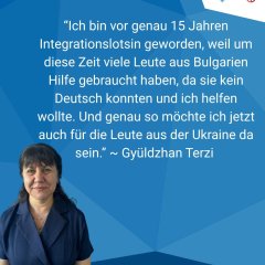 Plakatwerbung in verschiedenen Blautönen in unterschiedlichen eckigen Formen. Oben rechts in der Ecke ist auf weißem Hintergrund das Logo des Rheingau-Taunus-Kreises, der hessische Löwe. Links unten ist eine Frau in blauem, kurzärmligen Oberteil und zwei silbernen Knöpfen. Sie hat einen dunklen Pony und lange Haare.