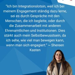 Plakatwerbung in verschiedenen Blautönen in unterschiedlichen eckigen Formen. Oben rechts in der Ecke ist auf weißem Hintergrund das Logo des Rheingau-Taunus-Kreises, der hessische Löwe. Rechts unten ist eine Frau mit langen, braunen Haaren, die eine beige Plüschjacke trägt.