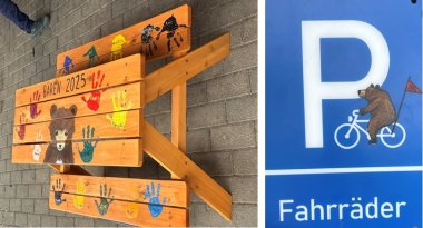 Links: Eine Holzsitzgruppe für Kinder. Auf dem Tisch und den Bänken sind farbige Handabdrücke, mit Namen und auf dem Tisch steht der Text "Bären 2025" und es wurde ein brauner Bär darauf gemalt. Rechts: Ein blaues Schild mit einem "P" und dem Wort Fahrräder. Neben dem "P" sitzt ein brauner Bär auf einem weißen Fahrrad, das eine rote Fahne an einer Stange am Gepäckträger hat. 