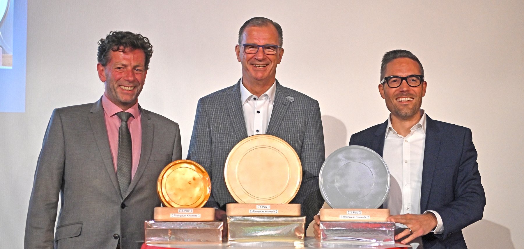 Abschluss Rheingauer Kinowette - hier die 3 Sieger, links 3. Platz Lorch, mitte 1. Platz Kiedrich und 2. Platz Stadt Oestrich-Winkel, in Vertretung Andreas Braun.