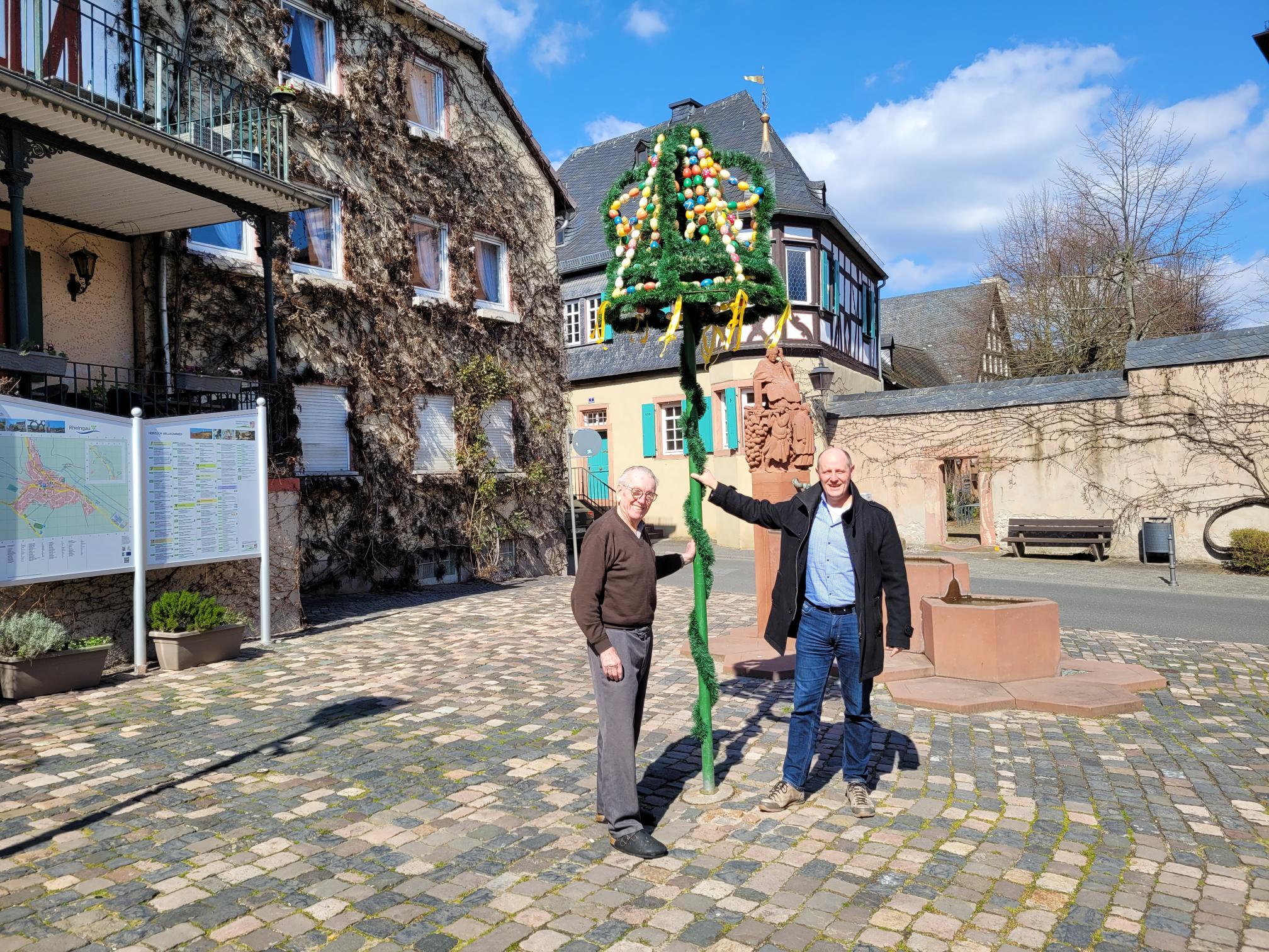 Osterglocke, bestehend aus bunten Ostereiern und grüner Girlande.
