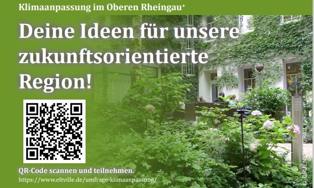 Ein mit Efeu begrüntes Haus und grüner Hof mit einem QR-Code für eine Umfrage.