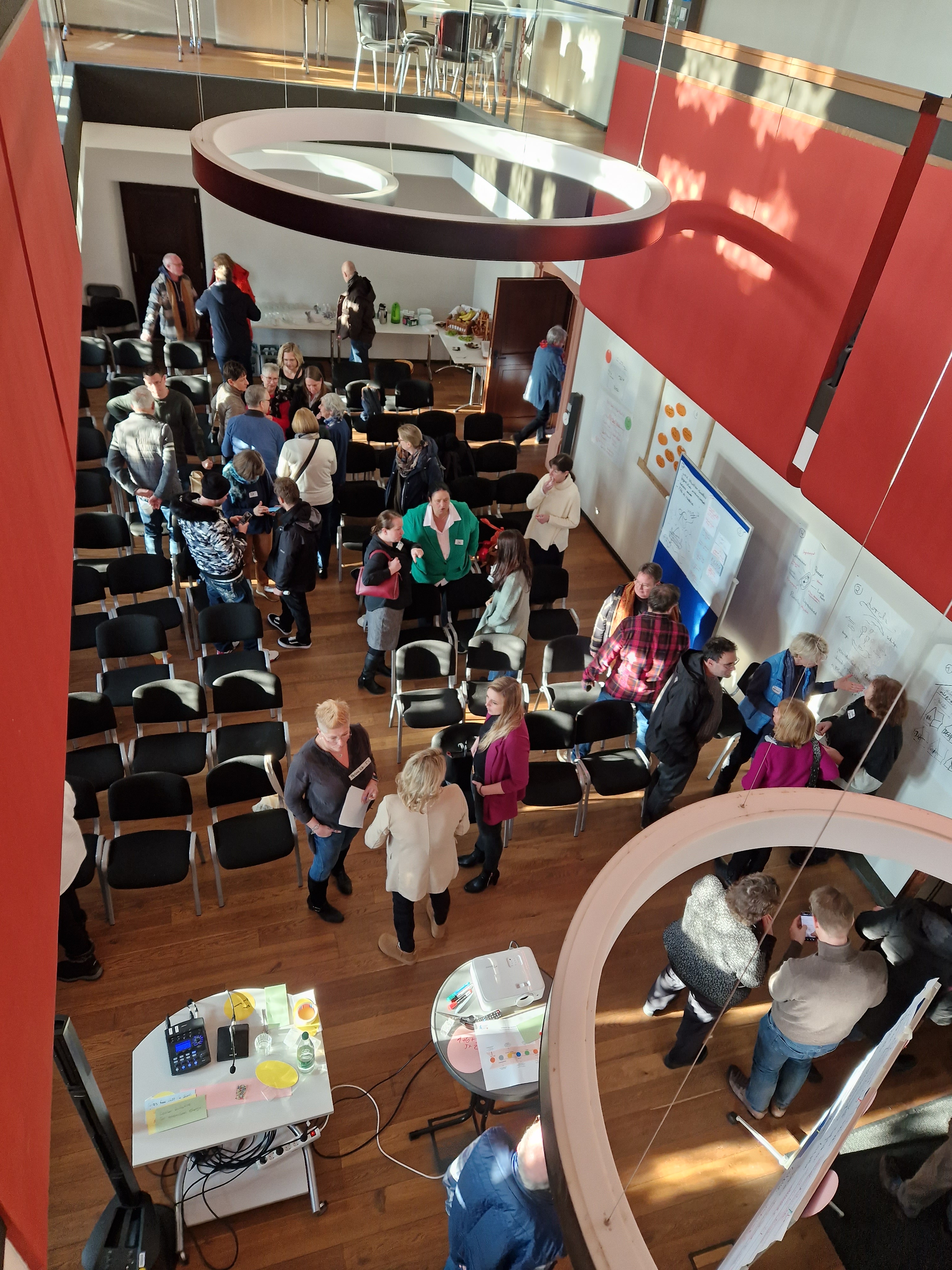 Luftbild von Teilnehmern der Zukunftswerkstatt im Saal.