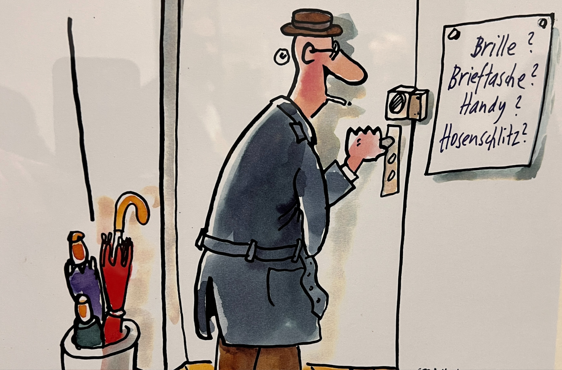 Eine Karikatur, auf dem ein Mann mit dunklem Mantel, braunem Hut und Zigarette im Mund an der Haustür steht. Links davon ein Schirmständer mit drei Regenschirmen und rechts von der Tür ein Schild mit den Fragen "Brille? Brieftasche? Handy? Hosenschlitz? 