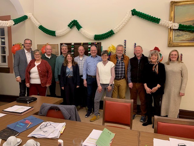 Mitglieder der Steuerungsgruppe Dorfentwicklung im Rathaussaal.