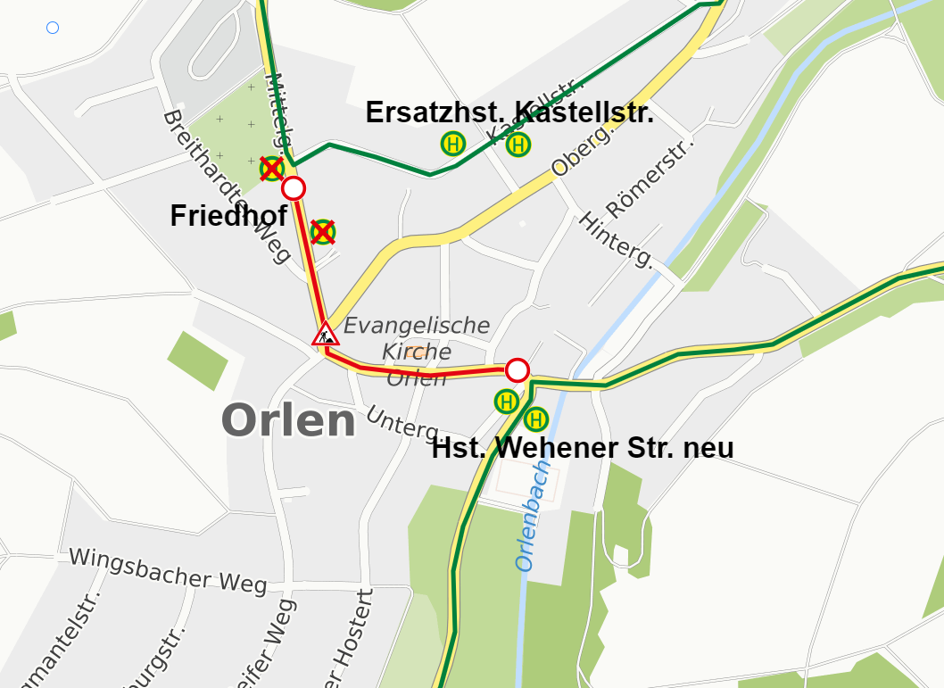 Ein Ausschnitt des Ortsplans von Orlen mit Angaben der Straßen, des Friedhofs, der evangelischen Kirche und  Grünflächen. Die Straße mit der Baustelle ist rot und mit einer Baustellenbeschilderung markiert. Die Skizze zeigt, wo sich die neue barrierefreie Haltestelle „Wehener Straße“ sowie die Ersatzhaltestelle in der Kastellstraße befinden.