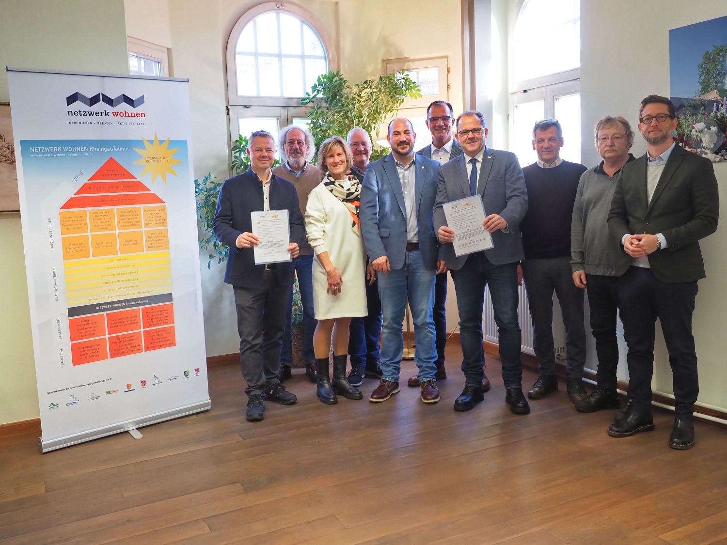 Personengruppe Mitglieder netzwerk wohnen vor dem Banner.