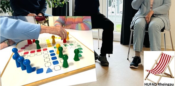 Auf dem unteren Bild sieht man den Unterkörper dreier Personen, die auf Stühlen sitzen.Darüber ist ein weiteres Bild, auf dwm man die Arme von zwei Frauen sieht, die vor einem Mensch-ärger-dich-nicht-Brett sitzen. Auf dem Brett stehen gelbe, rote, grüne und blaue Spielfiguren. Rechts unten auf einem weiteren Bild steht ein Liegestuhl aus Holz mit einem rot-weiß gestreiften Stoff. 