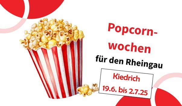 In einem rot-weiß-gestreiftem Eimer ist ein Berg Popcorn. Unten liegt ebenso Popcorn. Der Hintergrund ist weiß und es sind zwei rote Kreise in den Ecken und rosa-weiße Kreise.