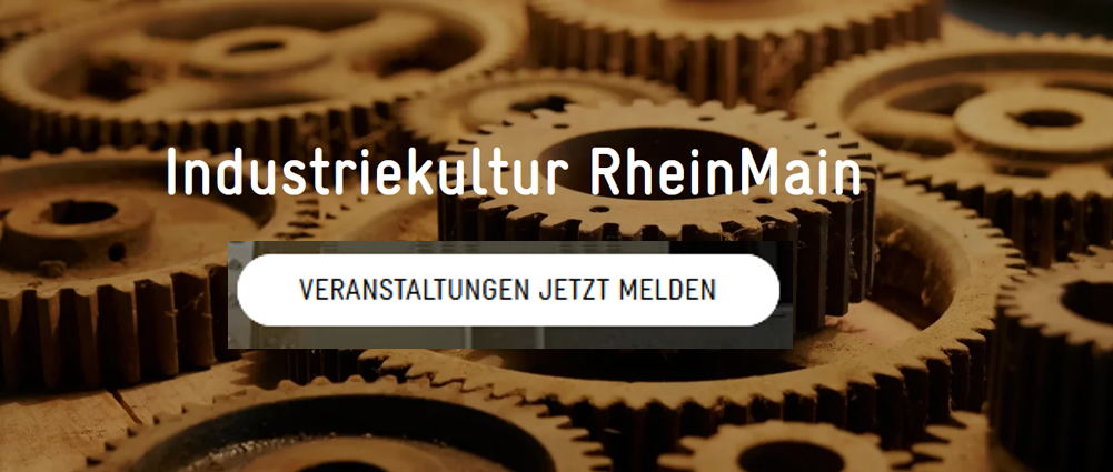 Mehrere verrostete Zahnräder liegen aufeinander und der Text "Industriekultur RheinMain und Veranstaltungen jetzt melden" ist in weiss und schwarz hinterlegt.