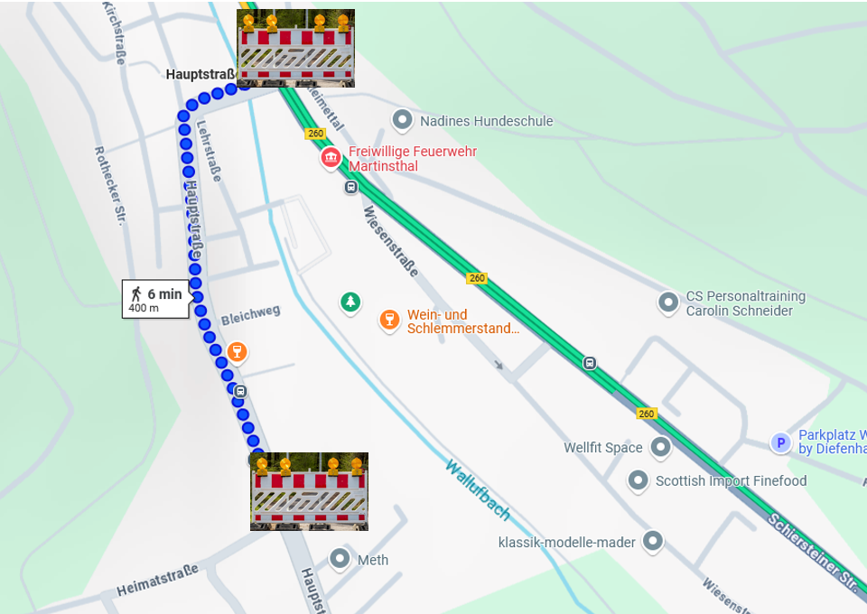 Ein Ortsplan von Martinsthal, auf dem mit blauen Punkten die Vollsperrung angezeigt ist. Am Anfang und am Ende der Strecke sind Warnbarken platziert.