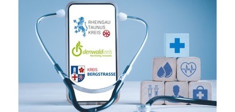 Ein Stethoskop steht vor einem Handy. Rechts davon liegen gestapelt 6 Würfel mit folgenden Symbolen: Arztkoffer, Herz mit Herztönen, Kreuz, zwei Spritzen, zwei Tropfen u nd einem Mann.