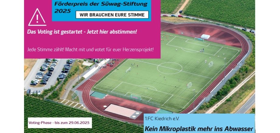 Luftbild der Sportanlage mit Fußballspielern auf dem Platz, mit umliegenden Weinbergen und parkenden Autos.Zusätzlich ein Aufruf zur Voting-Abstimmung.