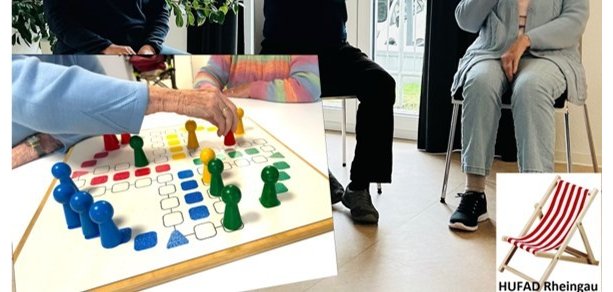 Auf dem unteren Bild sieht man den Unterkörper dreier Personen, die auf Stühlen sitzen.Darüber ist ein weiteres Bild, auf dwm man die Arme von zwei Frauen sieht, die vor einem Mensch-ärger-dich-nicht-Brett sitzen. Auf dem Brett stehen gelbe, rote, grüne und blaue Spielfiguren. Rechts unten auf einem weiteren Bild steht ein Liegestuhl aus Holz mit einem rot-weiß gestreiften Stoff. 