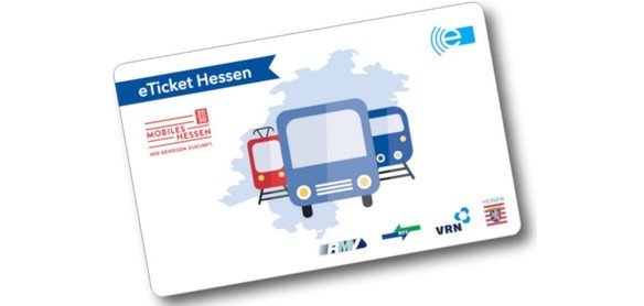 Eine Karte in Scheckkartenformat mit der Landkarte von Hessen in blau und gezeichnet eine rote Straßenbahn und ein blauer Zug auf Schienen sowie ein blauer Bus, alle frontal dargestellt. Oben links ist ein blauer Banner mit "eTicket Hessen" und darunter ein rotes Logo und rechts unten in der Ecke vier weitere Logos.