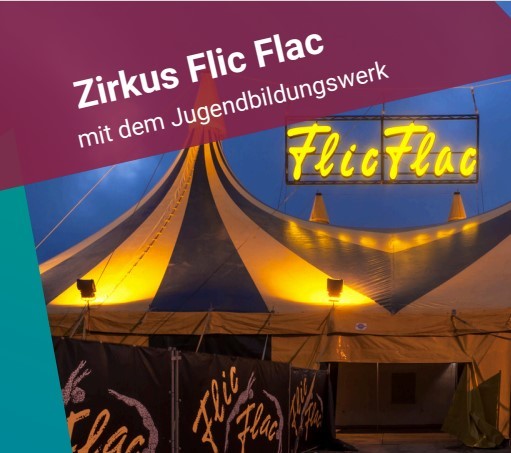 Plakatwerbung für den Zirkus Flic Flac. Es ist ein blau, gelbes Zirkuszelt mit zwei Kuppeln und davor Zäune mit der Bannerwerbung von Flic Flac erkennbar. 