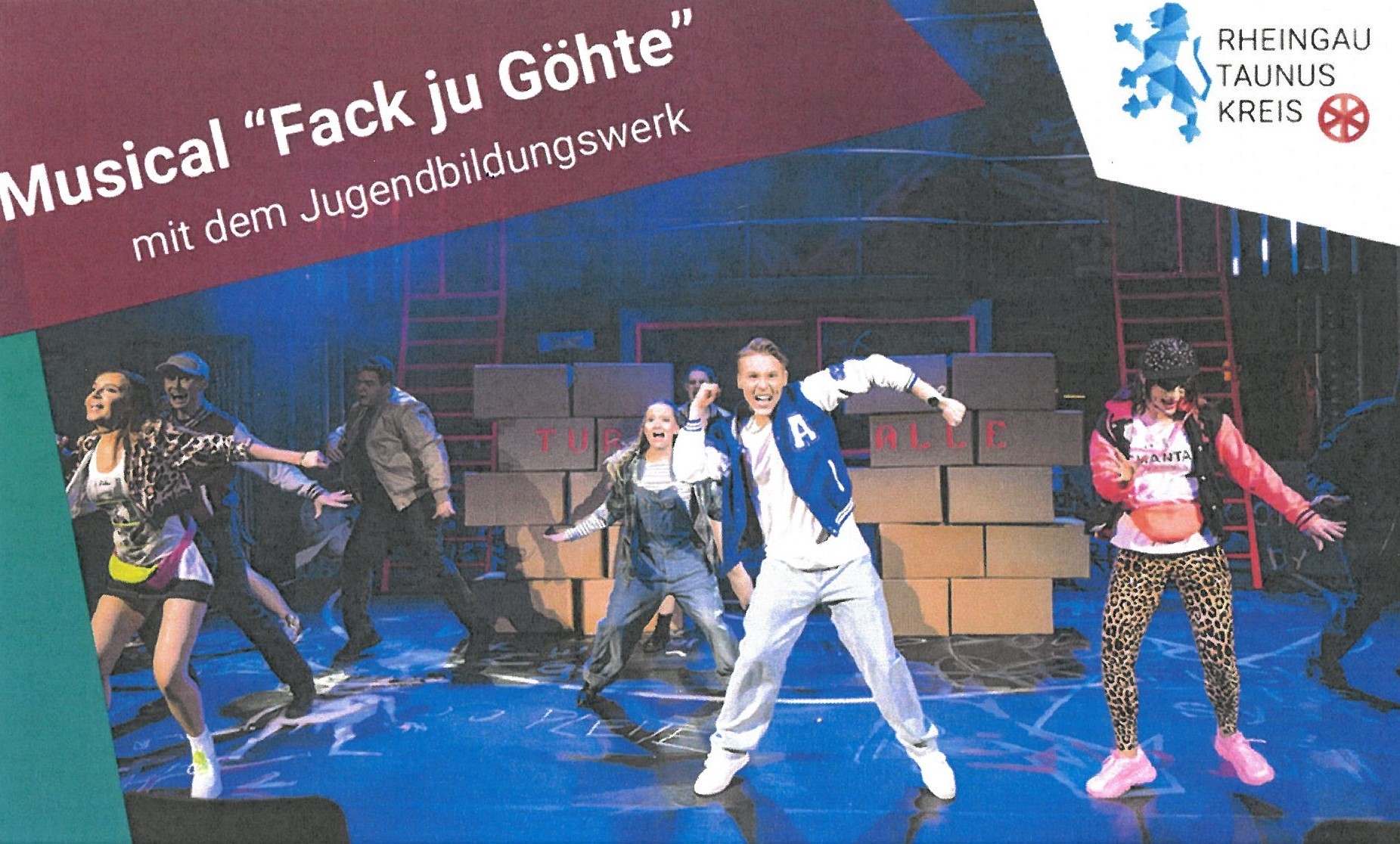 Tänzer auf einer Bühne, im Hintergrund Kisten