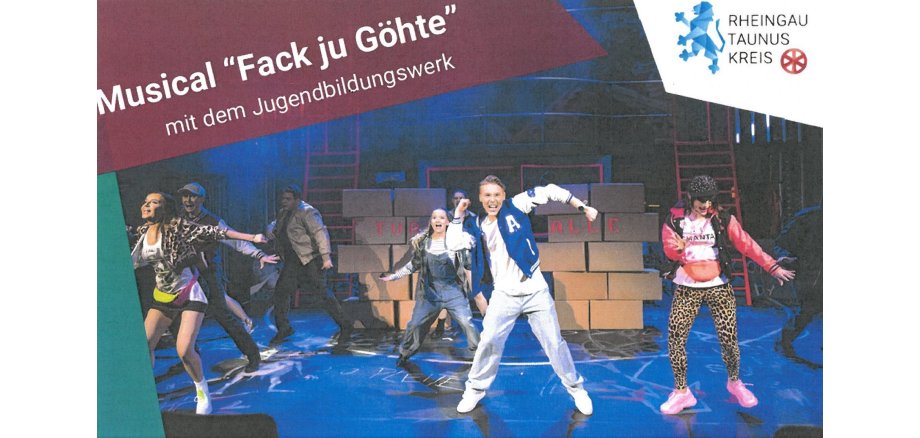 Tänzer auf einer Bühne, im Hintergrund Kisten