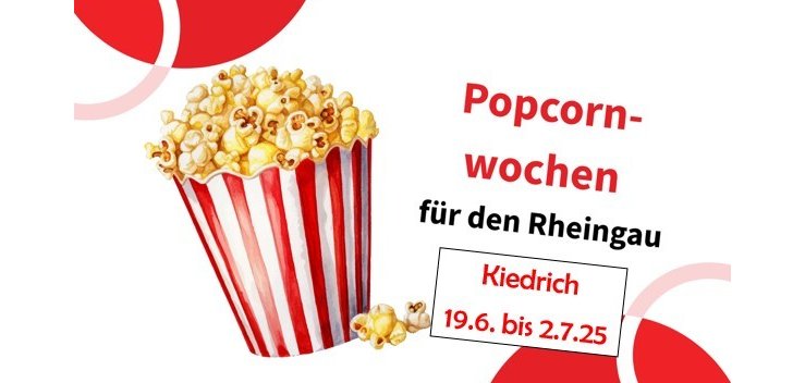 In einem rot-weiß-gestreiftem Eimer ist ein Berg Popcorn. Unten liegt ebenso Popcorn. Der Hintergrund ist weiß und es sind zwei rote Kreise in den Ecken und rosa-weiße Kreise.