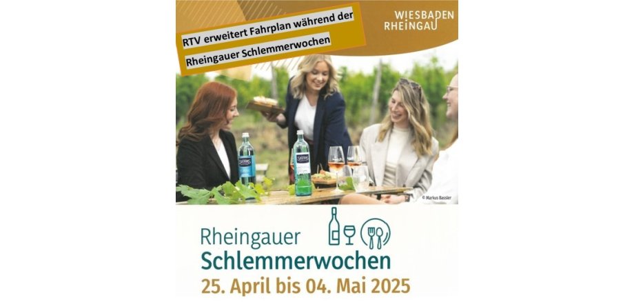 Plakatwerbung für Rheingauer Schlemmerwochen- Drei Frauen im Blazer sitzen an einem Tisch in den Weinbergen und eine Frau im Blazer reicht zwei Brettchen mit Essen an. Auf dem Tisch stehen Wasserglasflaschen und drei mit Rose gefüllte Weingläser und ein Wasserglas sowie Blätter eines Weinstocks.