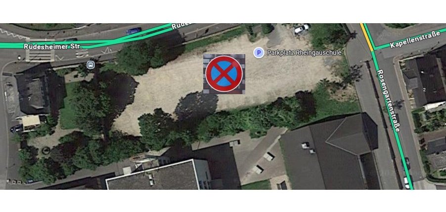 Satellit-Luftbild mit einem Parkverbotsschild auf dem grauem Schotterplatz.