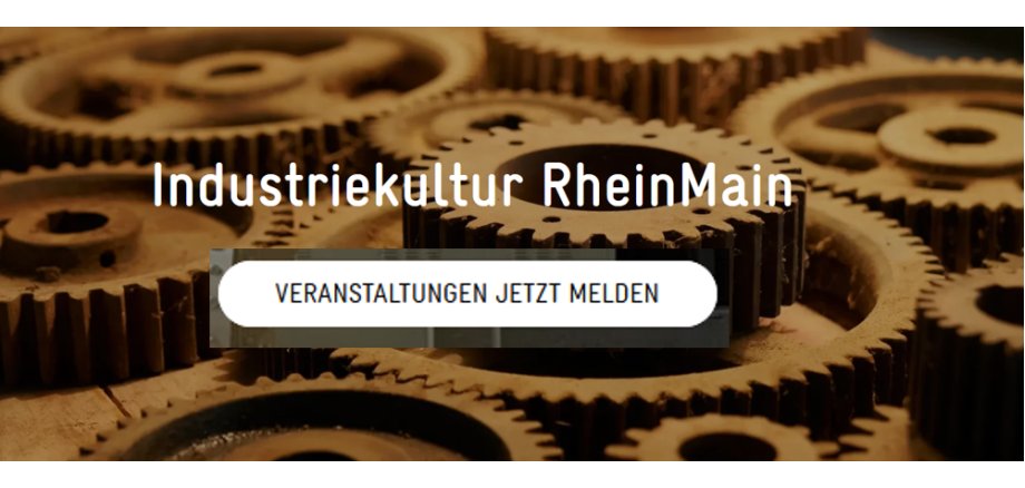 Mehrere verrostete Zahnräder liegen aufeinander und der Text "Industriekultur RheinMain und Veranstaltungen jetzt melden" ist in weiss und schwarz hinterlegt.