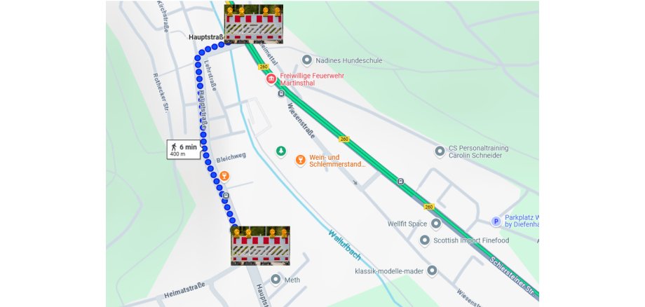 Ein Ortsplan von Martinsthal, auf dem mit blauen Punkten die Vollsperrung angezeigt ist. Am Anfang und am Ende der Strecke sind Warnbarken platziert.