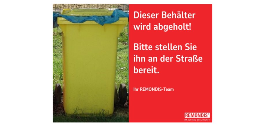 Auf einer Wiese steht eine gelbe Tonne mit einem blaue Müllsäcke in sich. Daneben ist auf rotem Untergrund ein Hinweis in Buchstaben geschrieben.