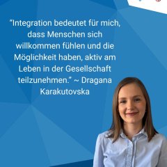 Plakatwerbung in verschiedenen Blautönen in unterschiedlichen eckigen Formen. Oben rechts in der Ecke ist auf weißem Hintergrund das Logo des Rheinga-Taunus-Kreises, der hessische Löwe. Unten rechts ist eine junge Frau mit hellblauer, langarm Bluse und schulterlangem, dnkelblondem Haar.