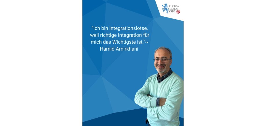 Integrationslotsen Foto + Zitate - 11 Plakatwerbung in verschiedenen Blautönen in unterschiedlichen eckigen Formen. Oben rechts in der Ecke ist auf weißem Hintergrund das Logo des Rheingau-Taunus-Kreises, der hessische Löwe. Rechts unten ist ein Mann in blau-gemustertem Hemd und einem mint-farbenem Pullover mit V-Kragen. Er trägt einen Drei-Tage-Bart und eine Brille und hat graue Haare.