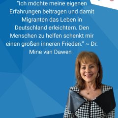 Plakatwerbung in verschiedenen Blautönen in unterschiedlichen eckigen Formen. Oben rechts in der Ecke ist auf weißem Hintergrund das Logo des Rheingau-Taunus-Kreises, der hessische Löwe. Rechts unten ist eine Frau in schwarzer-weiße, Oberteil mit schwarzem Kragen. Sie trägt Pony und hat schulterlange, braune Haare. 